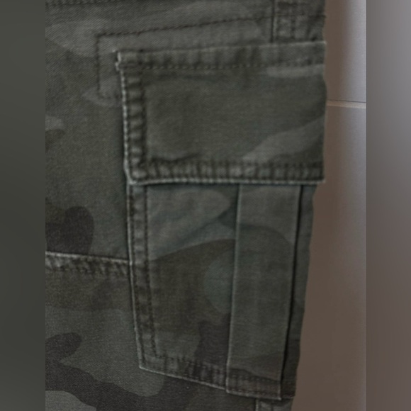 Abercrombie & Fitch Camo Cargo Pants Size 2 Slim Boyfriend - Picture 3 of 7